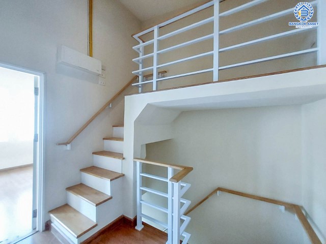 ทาวน์เฮ้าส์มือสองย่านสมุทรสาคร ม.โกลเด้นทาวน์ พระราม2 เนื้อที่มากถึง 21.2 ตร.ว. ฟังก์ชันจัดเต็มถึง 4 ห้องนอน 3 ห้องน้ำ 2 ที่จอดรถ บนทำเลเยี่ยม เชื่อมต่อถ.พระราม 2, ถ.กาญจนาภิเษก ใกล้บิ๊กซี, เซ็นทรัลพระราม 2 และทางด่วน "พระราม 2"